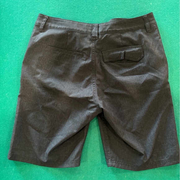 Men’s Oakley Button Shorts. Color dark gray. Size 31 wasit, in good condition - Picture 2 of 4
